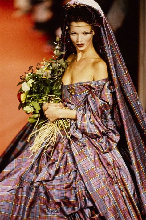 Kate Moss | Vivienne Westwood F/W 1993 Vivienne Westwood Fall 1993, Tartan Wedding Dress, Punk Mode, Vivienne Westwood Fashion, Tartan Wedding, Moss Fashion, 90s Runway Fashion, Runway Fashion Couture, Vintage Runway