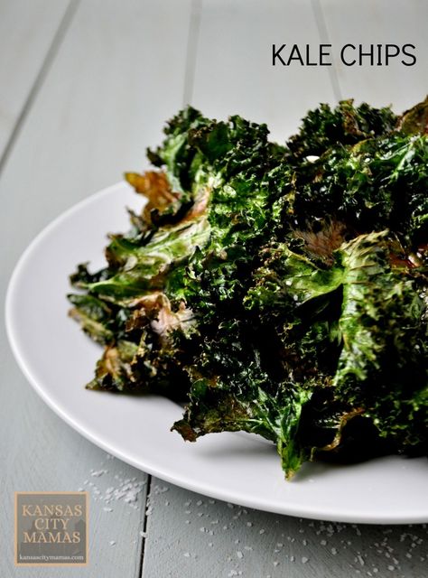 Super easy and no-fail Kale Chips | KansasCityMamas.com -- made these last night and we LOVE them! Roasted Kale, Kale Chips Recipe, Crispy Kale, Summer Appetizers Easy, Kale Chip Recipes, Party Snacks Easy, Peanut Butter Oatmeal Cookies, Kale Recipes, Summer Appetizer