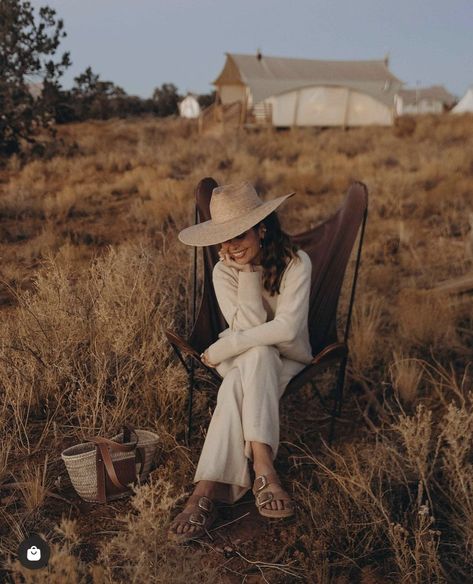 Glamping Outfit, Brown Edit, Cute Hiking Outfit, Pony Rider, Vanessa Jackman, The Sartorialist, Vintage Safari, Farm Clothes, Sincerely Jules