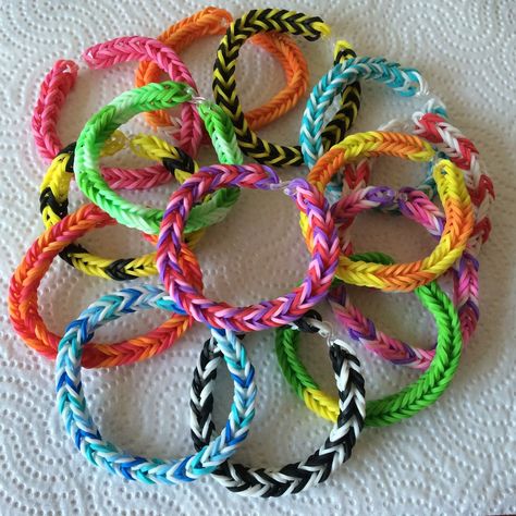 Its not mine but i really like this idea so i had no choice😅😔 Friendship Bracelets Rainbow Loom, Bracelet Color Combos Rubber Bands, Aesthetic Loom Bracelets, Rainbow Loom Colour Combos, Loom Band Colour Ideas, Rubber Band Color Ideas, Loom Braclets Ideas, Rubber Band Bracelet Ideas Colors, Loom Band Bracelet Ideas