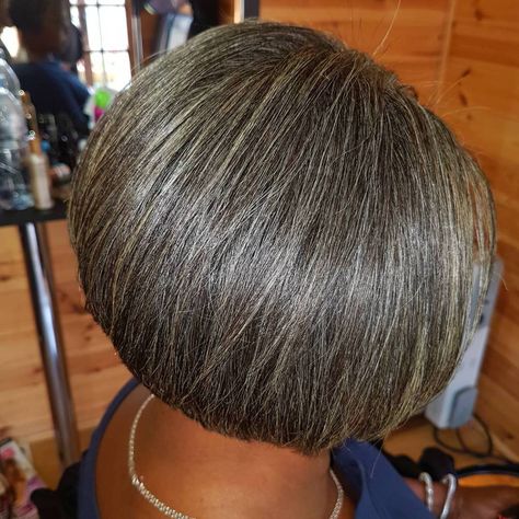 Short Straight Salt And Pepper Bob Pretty Straight Hairstyles, Blond Hairstyles, Pepper Hair, Gray Balayage, Straightening Natural Hair, Short White Hair, Bob Wig With Bangs, Make Hair Grow, Grey Highlights