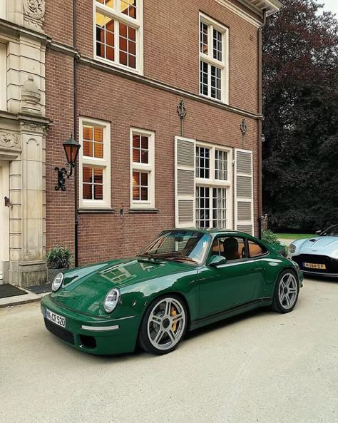 Car Photo Ideas, Ruf Automobile, Green Mood Board, British Green, Cars 2006, Mercedes Wallpaper, Lamborghini Urus, British Racing Green, Porsche 964