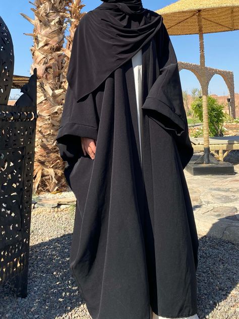 Khaliji Abaya, Black Abaya Aesthetic, Abaya Fashion Modern, Simple Abaya Designs, Designer Abaya, Mode Niqab, Black Abaya Designs, Simple Abaya, Islamic Modest Fashion