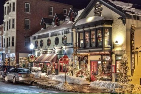 Christmas In These 9 Maine Towns Looks Like Something From A Hallmark Movie #holiday #christmas #travel #maine New England Christmas, Maine Road Trip, Camden Maine, Maine New England, Visit Maine, Best Christmas Lights, New England States, Maine Vacation, Maine Travel