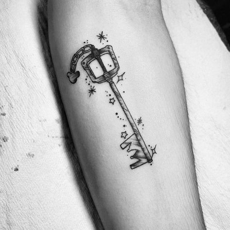 Keyblade Tattoo, Tattoo Key, Heart Key Tattoo, Kingdom Hearts Tattoo, Ankle Band Tattoo, Game Tattoo, Bracelet Tattoos, Crown Tattoos, Blade Tattoo