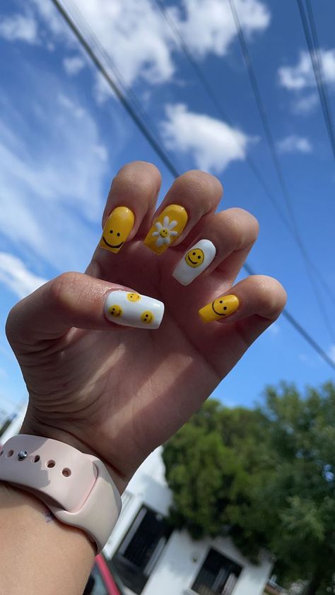 Happy face yellow nails Smily Nails Designs, Happy Face Nails Art, Uñas Happy Face, Nails With Happy Face, Smile Nail Art, Smile Face Nails, Smiley Accessories, Happy Face Nails, Flower Pedicure Designs