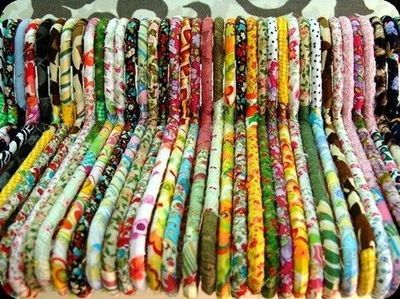 Fabric Covered Hangers, No Sew Projects, Make Gifts, Sew Projects, Scrap Fabric Crafts, Scrap Fabric Projects, Costura Diy, Scrap Quilt, Scrap Fabric