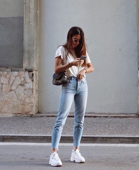 Julia Gomes, Fila Outfit, Sneaker Outfits Women, Looks Street Style, Julia Roberts, Outfits Verano, Pinterest Fashion, Casual Chic Style, Sneakers Outfit