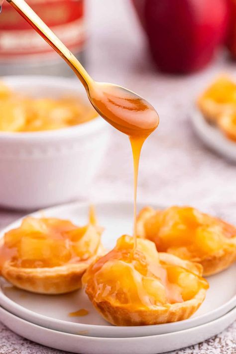 A plate of three tarts with a spoon drizzling caramel on top. Apple Tart Filling, Apple Tartlets Recipe, Apple Tarts Recipe, Caramel Apple Tartlets, Apple Tartlets, Caramel Apple Cupcakes, Mini Pie Crust, Apple Tarts, Apple Tart Recipe