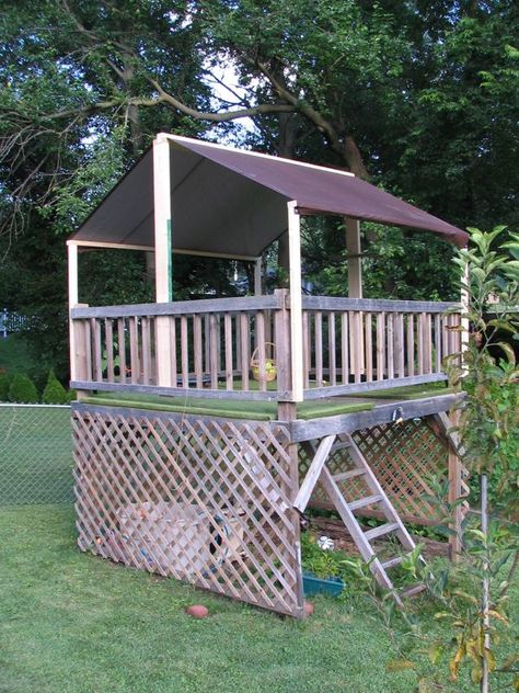 Treehouse roof idea. Tree House Deck, Pallet Tree Houses, Roof Idea, Cracked Corn, Pallet Tree, Roof Ideas, Tree House Plans, Roofing Options, Build A Playhouse