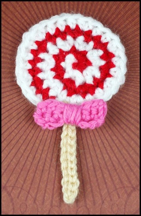 How to stitch a knit or crochet food brooch. Lollipop Brooch - Step 1 Twinkie Chan, Brooch Pattern, Card Scrapbook, Scrap Yarn, Crochet Food, Crochet Applique, Knit Or Crochet, Christmas Decorating, Crochet Motif