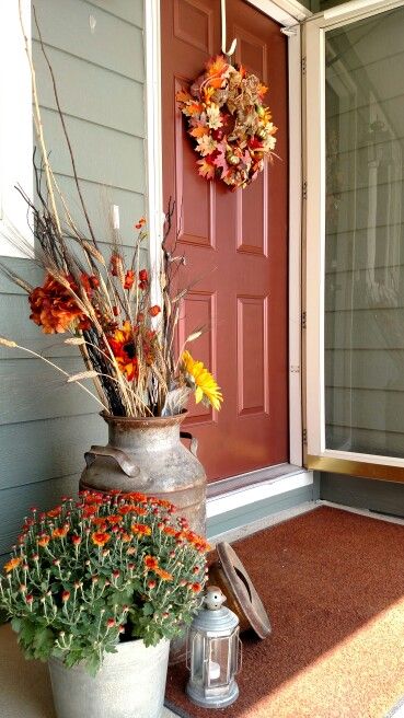 Beautiful fall decor for your front porch. Door is painted Warm Metallic Copper by Rustoleum. Rust Colour Front Door, Copper Painted Front Door, Copper Color Front Door Paint, Bronze Front Door Paint, Burnt Orange Doors Exterior, Copper Color Front Door, Rust Orange Front Door, Rust Front Door Colors, Rust Colored Front Door