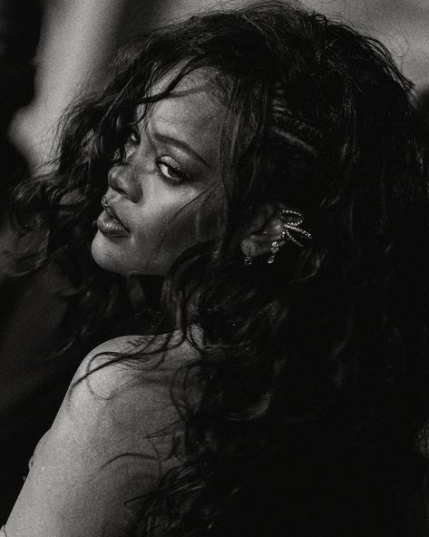 Rihanna Black And White Pictures, Rihanna Black And White, Rihanna Video, Rihanna Makeup, Rihanna Riri, Vintage Black Glamour, Rihanna Style, Reaction Face, Bad Gal