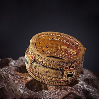 Broad Gold Bangles, Antique Bangles Indian Gold, Bangles Indian Gold, Kada Design, Antique Bangles, Wedding Ornaments, Gold Bangles Indian, Crochet Garland, New Gold Jewellery Designs