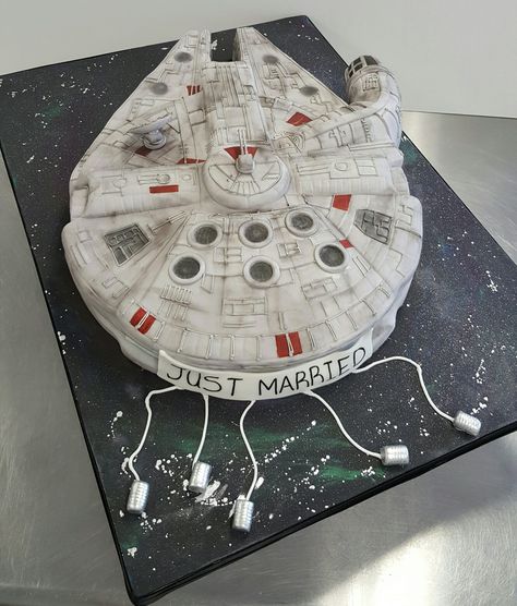 Grooms Cake Star Wars, Star Wars Groom Cake, Starwars Wedding Cakes, Star Wars Grooms Cake, Nerd Cake, Millenium Falcon Cake, Millennium Falcon Cake, Star Wars Wedding Cake, Star Wars Birthday Cake