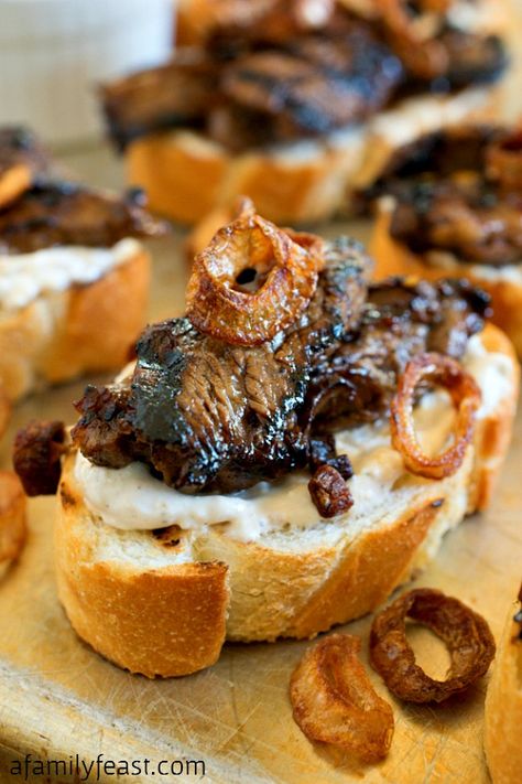 Prime Rib Appetizer, Beef Crostini, New Years Appetizers, Crostini Appetizers, Mini Hamburgers, Game Day Party, Horseradish Sauce, Meat Appetizers, Delicious Appetizer Recipes