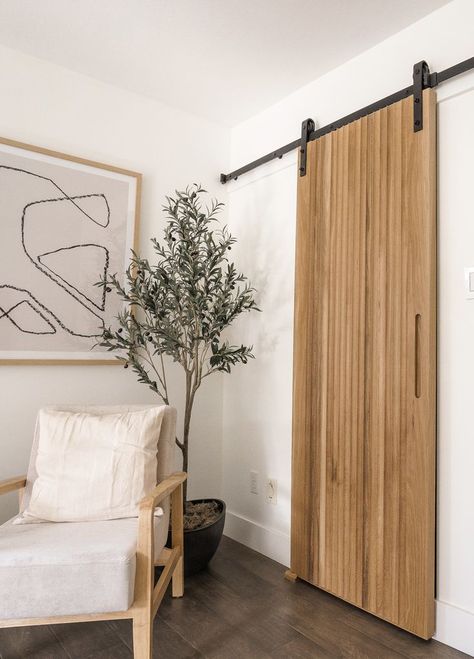 barn door in a satisfying setting Modern Sliding Doors Interior, Bathroom Designs 2023, Barn Door Modern, Sliding Bedroom Doors, Bedroom Barn Door, Design Studio Interior, Bathroom Barn Door, Modern Organic Design, Modern Sliding Barn Door