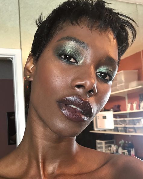 Temet Nosce, Cool Eyeshadow, Chrome Eyeshadow, Immaculate Vibes, Chrome Green, Editorial Hair, How To Do Makeup, Green Chrome, Art Makeup