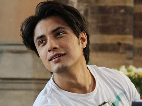 Ali Zafar sings ‘Dear Zindagi’ songs on Facebook to celebrate the release of the film Ali Zafar, Vintage Bollywood Aesthetic, Well Educated, Dear Zindagi, Maya Ali, Vintage Bollywood, Shah Rukh Khan, Bollywood Actors, Future Boyfriend