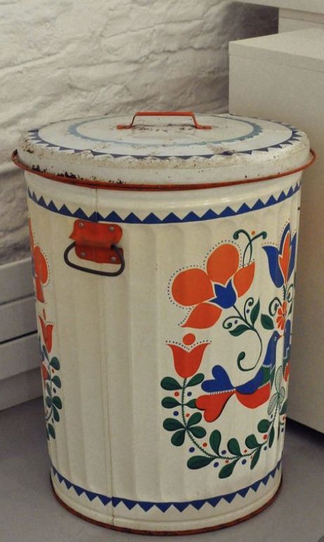 Diy Trash Can, Painted Cans, Painted Trash Cans, Paint Art Ideas, Limestone House, Art Upcycling, Painted Furniture Designs, House Paintings, Sculptural Furniture