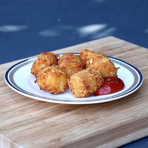 Cheese-Stuffed Tater Tots Recipe by Tasty Stuffed Tater Tots, Bien Tasty, Fried Hot Dogs, Tater Tot Recipes, Cheese Buns, Tator Tots, Tater Tots, Cheese Stuffed, Desserts To Make