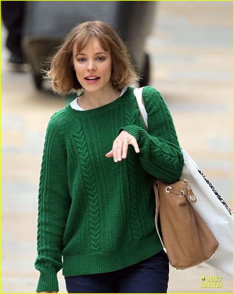 rachel mcadams about time paddington station 03 Rachel McAdams shows off a new hairdo at Paddington Station on Friday (June 15) in London, England.    The 33-year-old actress wore a green sweater and navy pants… Rachel Mcadams Hair About Time, About Time Rachel Mcadams, Rachel Mcadams Hair, Rachel Anne Mcadams, Paddington Station, Short Layered Bob Haircuts, Comfy Sweater, Rachel Mcadams, New Hairstyle