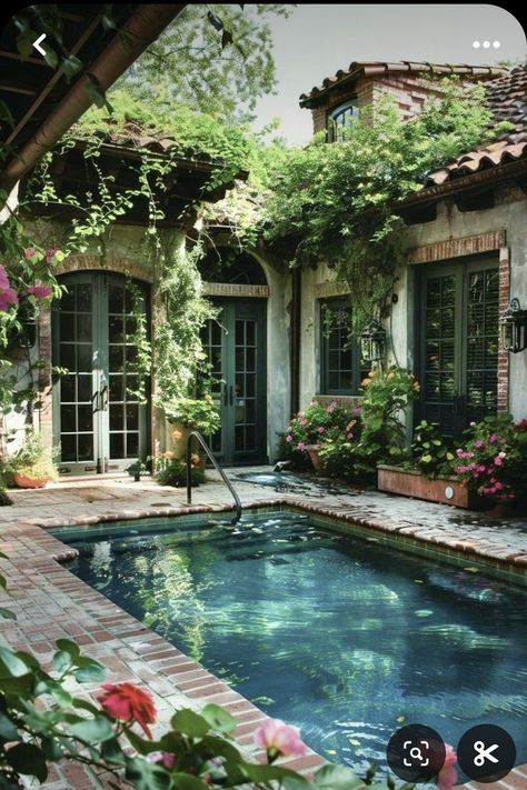 Garden Design Swimming Pool, Pools That Look Like A Beach, Beach House Decorating Ideas, Cottage Pool, Beach House Decorating, Kleiner Pool Design, House Decorating Ideas, Pool Inspiration, Courtyard Pool