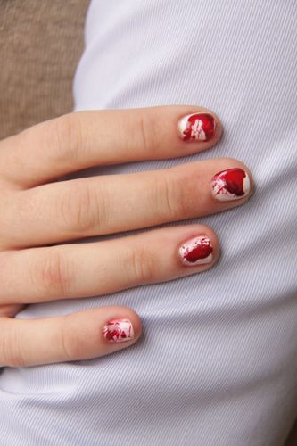 Blood Nails Short, Blood Splatter Nails, Blood Nails, Halloween Nail Art Easy, Splatter Nails, Halloween Nails Easy, Blood Splatter, Fall Nail Art Designs, Nail Art For Beginners