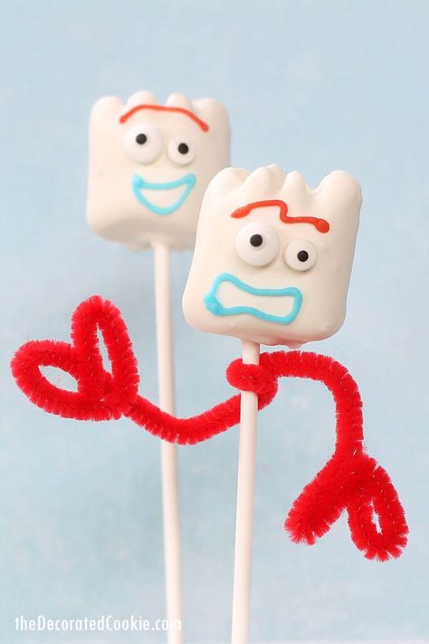 FORKY TOY STORY MARSHMALLOWS -- a fun and easy Toy Story food idea for your Toy Story party, made with candy melts, pipe cleaners, and marshmallows. Toy Story Party Food, Toy Story Food, Toy Story Birthday Cake, Story Food, Toy Story Party Decorations, Anniversaire Diy, Toy Story Theme, Toy Story Cakes, Toy Story Birthday Party