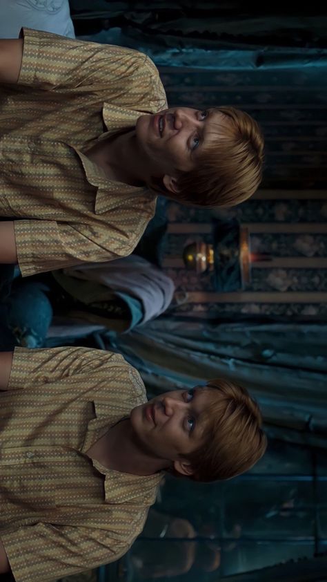 Weasley Twins Wallpaper, Fred E George Weasley, Posters Harry Potter, George Weasley Aesthetic, Weasley Sweater, Sweater Ornaments, Fred And George, Weasley Aesthetic, Weasley Harry Potter