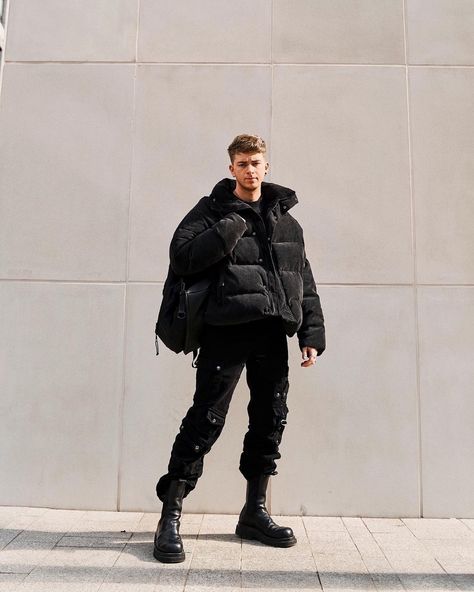 Snow Outfit Men, Black Puffer Outfit, Black Puffer Jacket Outfit, Puffer Jacket Outfit Men, Streetwear Fashion Pants, Kanye Fashion, Puffer Outfit, Summer Business Casual Outfits, Solid Snake