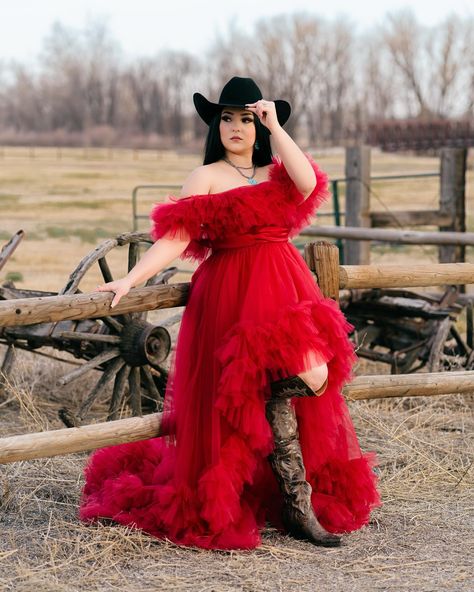 ❤️❤️❤️ Western Birthday Photoshoot Ideas, Western Birthday Photoshoot, Outfit Baile, Cowboy Shoot, Quince Pics, 23 Bday, Quinceanera Pink, Cowboy Outfit, Western Photoshoot