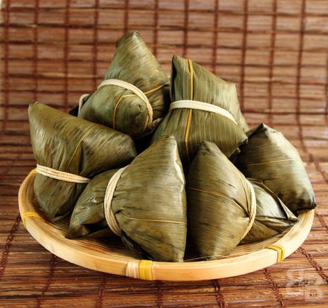 Rice Dumplings Recipe, Zong Zi, Nyonya Food, Chinese Cake, Rice Dumpling, Dim Sum Recipes, Chicken Spring Rolls, Chinese Snacks, Chinese Dumplings