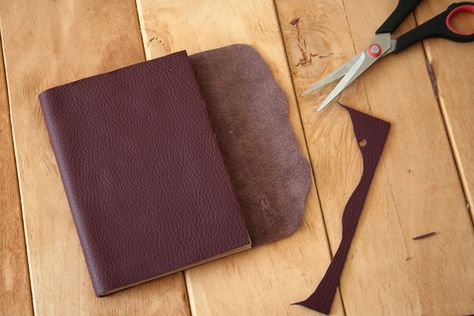 Diy Leather Notebook Cover, Diy Cape, Leather Notebook Cover, Diy Notebook, Leather Notebook, Notebook Cover, Leather Diy, Leather Cover, Leather Working