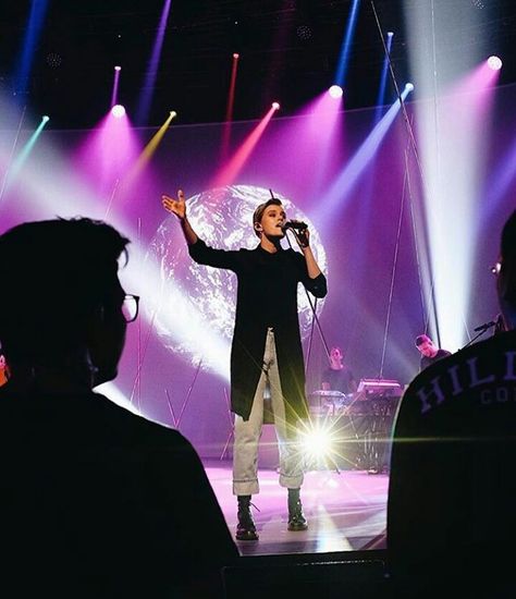 Hillsong Creative Conference 2017 -Taya Smith Taya Smith Outfits, Taya Gaukrodger, Worship Team Outfits, Hill Song, Worship Leader Outfit, Worship Outfits, Creative Conference, Team Outfits, Taya Smith