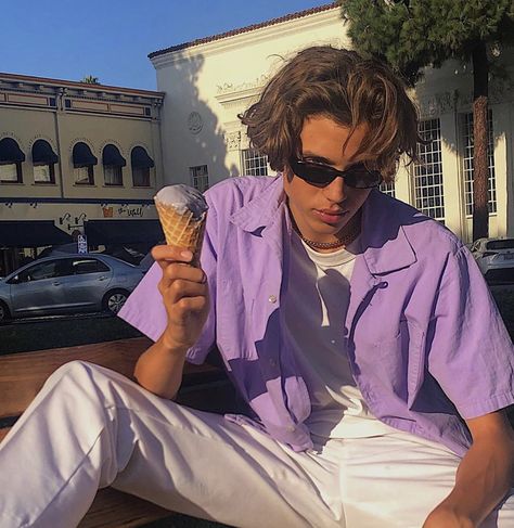 Sun kissed, purple, ice cream, Paris, button up, 90s, white pants, brown hair, photoshoot, sunny Indie Boy Outfits, Skater Boy Style, Indie Outfits Men, Skater Boy Outfits, Indie Boy, Look 80s, Guys Fits, Look Grunge, Tokyo Street Fashion