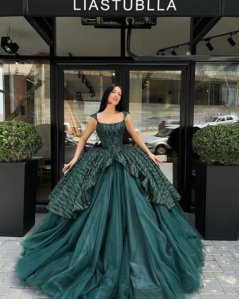 Green Gown Elegant Ball, Pretty Ball Gowns, Green Princess Dress, Green Ball Gown, Tulle Ruffles, Green Tulle, Prom Dress Evening, Dress Ball Gown, Prom Ball Gown