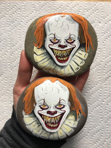 Pennywise IT movie art Rock painting Scary Paintings, Cat Stain, Chris Farley, Halloween Rocks, Clown Faces, Painted Rocks Craft, Painted Shells, Rock Painting Patterns, Tommy Boy