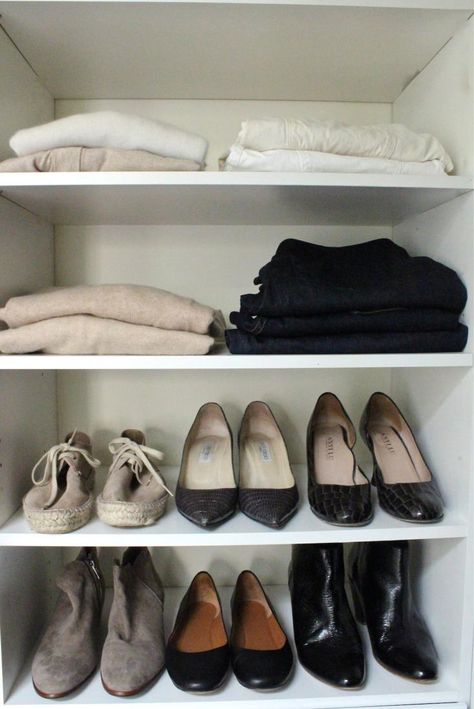 Closet Cleanout: The Only 10 Pieces of Clothing You Need- how to figure out what works for YOU and your life. Great questions! Extreme Minimalism List, Extreme Minimalism Wardrobe, Minimal Closet Organization, Extreme Minimalist Wardrobe, 333 Wardrobe, Kon Marie, Extreme Minimalism, Capsule Fashion, Minimal Inspiration