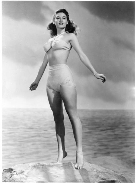 Visions of Beauty: The picture of Ava Gardner on a beach in a white bikini, standing on her tiptoes, is one of my favorite pictures of all time. She looks like a goddess. I believe the picture is circa 1945. Ava Gardener, Shirley Manson, Vogue Vintage, Mario Sorrenti, Jayne Mansfield, Ava Gardner, Annie Leibovitz, Standing Poses, Actrices Hollywood