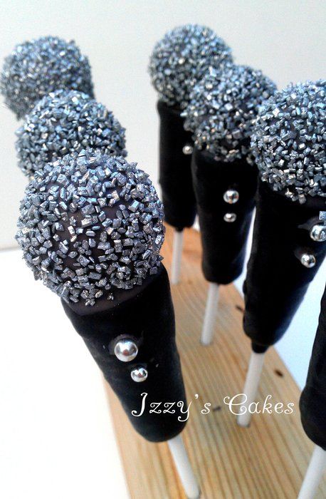 Microphone Cake Pops! Karaoke anyone? - by izzyscakes @ CakesDecor.com - cake decorating website Karaoke Birthday Cake, Microphone Cake Pops, Rock Star Birthday Party Ideas, Star Birthday Party Ideas, Microphone Cake, Rock Star Birthday Party, Karaoke Birthday, Fnaf Cake, Michael Jackson Party