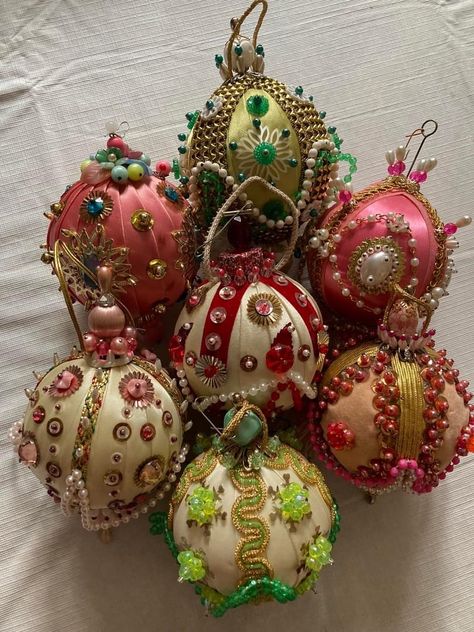 Diy Christmas Ornaments Aesthetic, Unique Christmas Tree Ornaments, Whimsy Christmas Decor, Vintage Xmas Tree Decorating Ideas, Pushpin Ornaments, Anthro Inspired Christmas, Whimsigoth Christmas, Artsy Christmas, Satin Ornaments