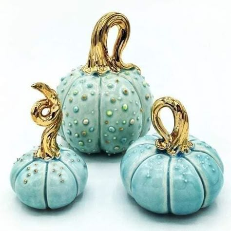 Handmade Pottery Metallic Gold Pumpkins by Kristin Robran (on IG and Etsy). Pumpkin Chalkboard, Pumpkin Pottery, Diy Halloween Dekoration, Unique Halloween Decorations, Scary Halloween Decorations Diy, Halloween Symbols, Gold Pumpkins, Cerámica Ideas, Blue Pumpkins