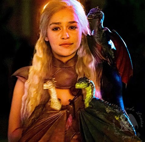 Me Characters, Daenerys Pfp, Emilia Clarke As Daenerys Targaryen, Daenerys Targaryen With Dragons, Emilia Clarke Daenerys Targaryen Game Of Thrones, Daenerys On Dragon, Daenerys Targaryen Aesthetic, Daenerys Targaryen Icons, Daenerys Targaryen Art