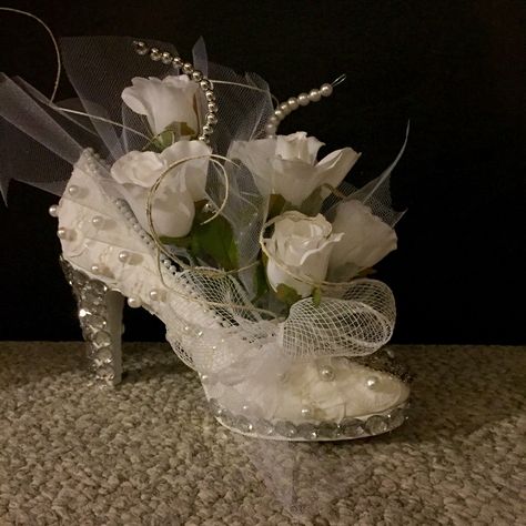 Recycled thrift store shoe flower arrangement centerpiece. Shoe Flower Arrangement, Art Floral Noel, Shoe Crafts, Flower Shoes, Wonderland Wedding, Floral Shoes, Deco Floral, Decorated Shoes, Wedding Table Centerpieces