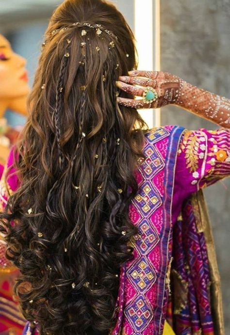 Desi Wedding Hairstyles For Long Hair, Mehndi Guest Hairstyle, Sangeet Hairstyles For Bride Long Hair, Mehndi Night Hairstyles, Loose Braid Wedding Hair Indian, Lehenga Hairstyles, Bridal Hairstyle Indian Wedding, Hair Style On Saree, Prom Hairstyles