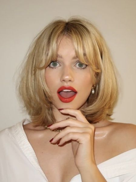 90s Long Bob With Bangs, Shay Sullivan Hair Short, 90s Lob With Bangs, 60s Midi Cut, Short 60s Hair, Short French Haircut, Shay Sullivan Hair, Shay Hair, 90s Hairstyles Short