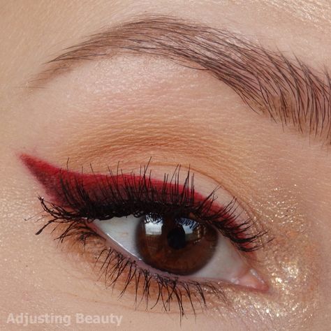 Red Eyeshadow Easy, Red Wing Makeup Looks, Red Wing Eyeliner, Red Christmas Eyeshadow, Red Sparkly Eyeshadow, Red Eye Looks Simple, Gold Eyes Red Lips Makeup, Red Smokey Eyeliner, Natural Christmas Makeup Looks