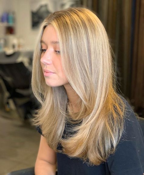 Hair Styles For Short To Medium Hair, Mid Length Blonde Haircuts, Light Layered Hair Medium, Straight Hair Balayage Blonde, Blonde Highlights Dirty Blonde Hair, Dirty Blonde Layered Hair, Layered Blonde Hair Medium, Honey Beige Blonde Hair, Mid Length Blonde Hair With Layers