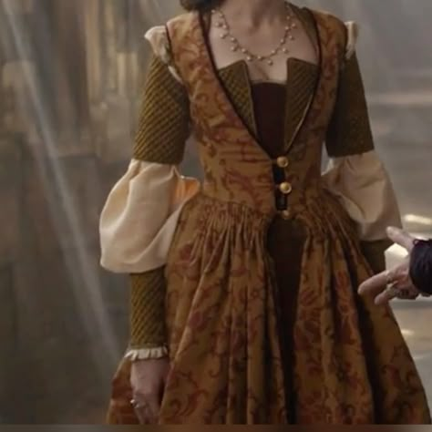 Starz | The Spanish Princess Spanish Princess Costume, The Spanish Princess Dresses, Spanish Princess Dress, Tudors Dress, Isabella Of France, Medieval Fantasy Clothing, Vampire Empire, The Tudor Family, Visenya Velaryon